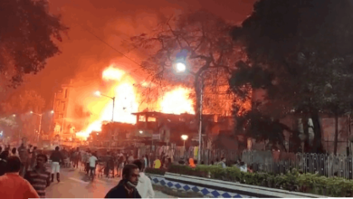 Photo of कोलकाता में लगी भयावह आग, 5 गैस सिलिंडर फटे, वोमेन्स कॉलेज में दहशत, मां सारदा का भवन आया चपेट में