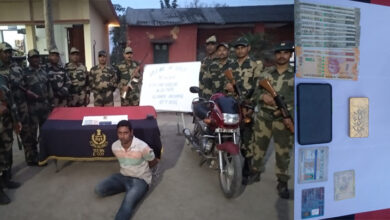 Photo of सीमा सुरक्षा बल ने एक किलो सोना के साथ तस्कर ( सिविक पुलिस) को रंगे हाथों पकड़ा