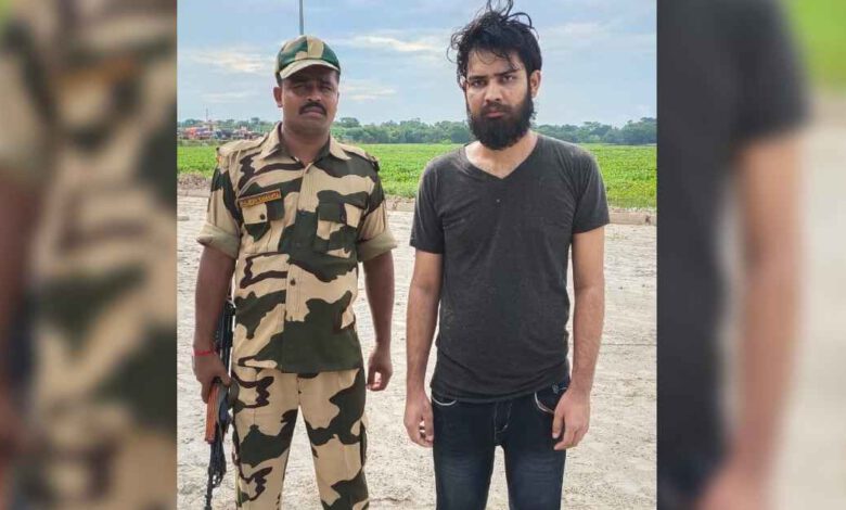 bsf caught a criminal while entering india