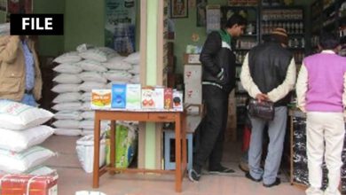 Photo of मधुबनी के नाहर में अचानक खाद की दुकान में जांच करने पहुंचे कृषि विभाग के अधिकारी, सब कुछ नियमानुसार पाने पर जताया संतोष