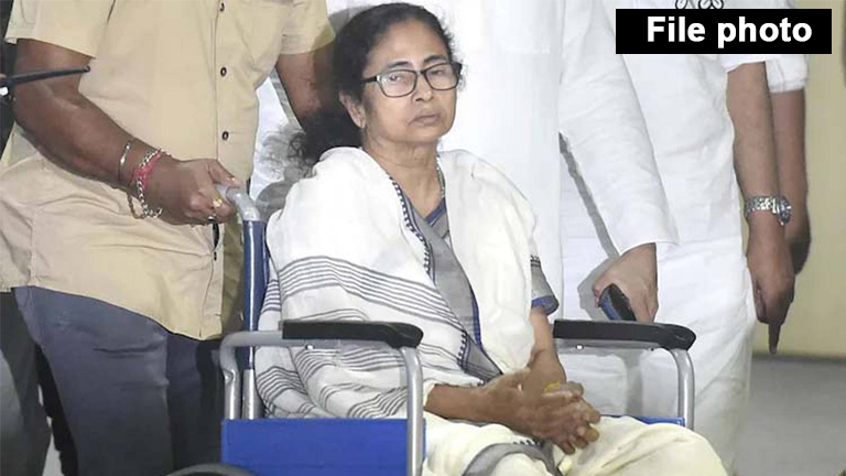 Chief Minister Mamta suffered a back injury due to a blow in the plane during the flight