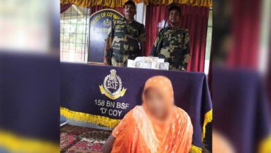 Photo of BSF के जवानों ने भारत–बांग्लादेश सीमा पर यूएस डॉलर के साथ महिला को किया गिरफ्तार